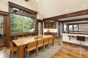 House (Fox Crossing Luxury Home) | Dining room