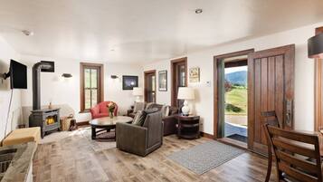 Nhà (Chaparral Aspen Ranch Cabin) | Phòng khách | Smart TV 40-inch có truyền hình vệ tinh, TV