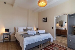 6 bedrooms, desk, iron/ironing board, travel cot