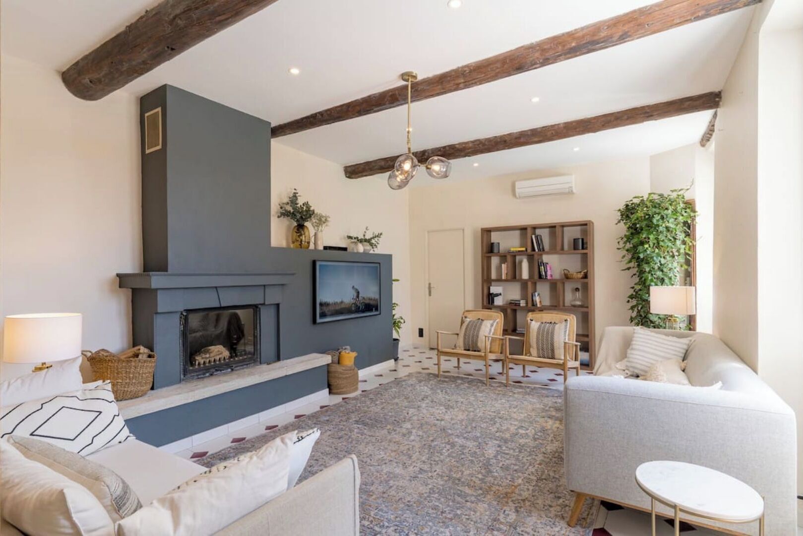 Smart TV, fireplace, books, stereo