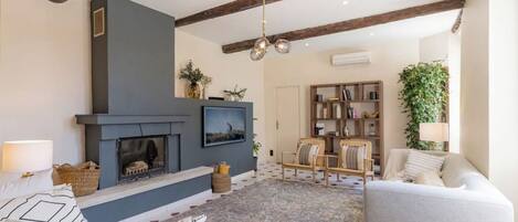 Smart TV, fireplace, books, stereo