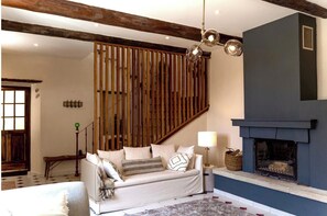 Smart TV, fireplace, books, stereo