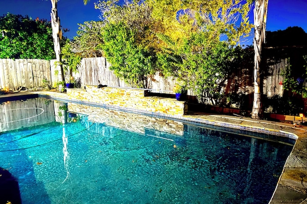Una piscina al aire libre, una piscina climatizada