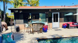 Outdoor dining - Family Hacienda Retreat •Heated Pool & Spa •Pet Friendly•Near Beaches & SeaWorld (San Diego)