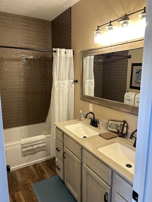 Combined shower/tub - Riverboat Paradise (Port Byron)