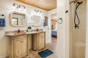 Combined shower/tub, towels, toilet paper