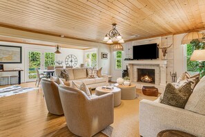 Smart TV, fireplace