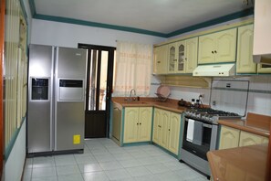 ثلاجة، ميكروويف، فرن، موقد طهي مسطح