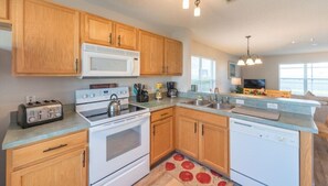 Fridge, microwave, oven, stovetop - Charming 3 Bedroom Home with Modern Amenities! 🏡✨ (Haines City)