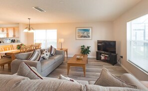 TV, DVD player, books, stereo - Charming 3 Bedroom Home with Modern Amenities! 🏡✨ (Haines City)