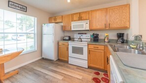 Fridge, microwave, oven, stovetop - Charming 3 Bedroom Home with Modern Amenities! 🏡✨ (Haines City)
