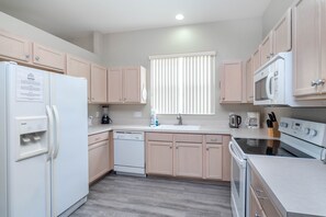 冷蔵庫、電子レンジ、オーブン、コンロ