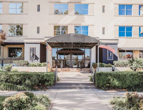 107 · Downtown Retro Room #107 -  Hotel Phillips