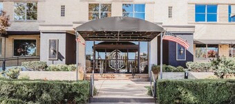 107 · Downtown Retro Room #107 -  Hotel Phillips