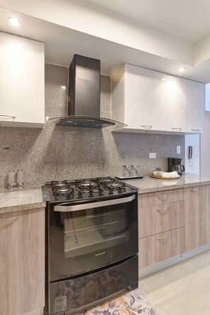 Frigorífico, microondas, horno y placa de cocina