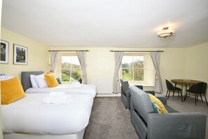 豪華客房, 花園景觀 | 熨斗/熨衣板、免費無線上網、床單