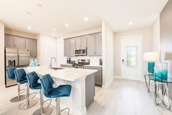 Kühlschrank, Mikrowelle, Ofen, Herdplatte