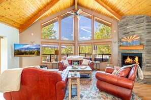Smart TV y chimenea 