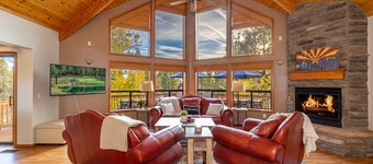 Beautiful Mountain Lodge nestled in the Ponderosa Pines of Munds Park