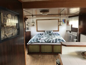 1 bedroom, bed sheets