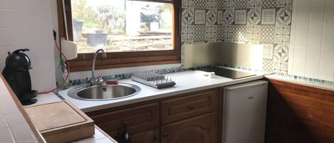 Fridge, microwave, stovetop, coffee/tea maker