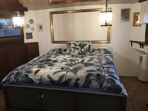 1 bedroom, bed sheets