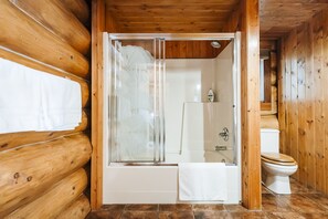 Ensemble baignoire-douche, serviettes fournies, savon, shampooing