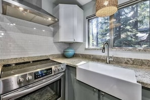 Fridge, microwave, oven, stovetop - NEW Modern Cozy Cabin w/ Spectacular Deck (Plumas Eureka)