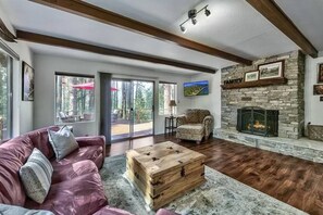 Televisión y chimenea 