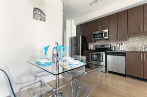 Microwave, oven, stovetop, dishwasher - Luxury Downtown Toronto Condo – Lake and CN Tower Views, Parking, WiFi, Hydro (Toronto)