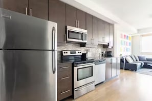 Mikrobølgeovn, ovn, kokeplater og oppvaskmaskin