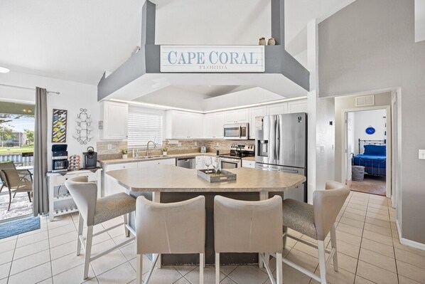 Réfrigérateur, four à micro-ondes, un four, surface de cuisson