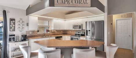 Geladeira, micro-ondas, fogão, cooktop