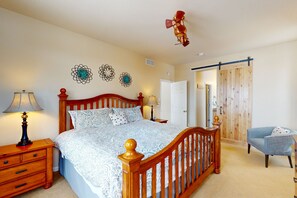 4 bedrooms, Internet, bed sheets - Getaway with fireplace, gas fire pit, shared pool/hot tub-minutes to ski & golf (Granby)
