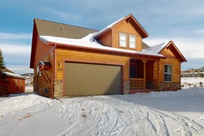 Exterior - Getaway with fireplace, gas fire pit, shared pool/hot tub-minutes to ski & golf (Granby)