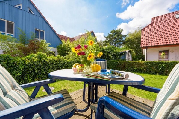 Outdoor dining - Rämel 15a "Sterntaucher" - modern house half quiet and close to the beach (Zingst)
