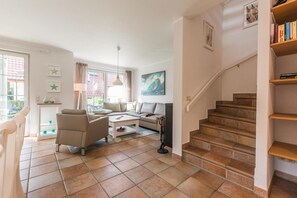 Fernseher, Kamin, Stereoanlage