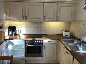 Kühlschrank, Ofen, Herdplatte, Geschirrspüler