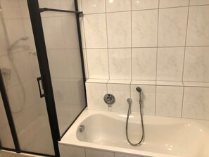 Shower, hair dryer, bidet - Mühlenstrasse 15 EG - comfortable and modern vacation apartment on the first floor in (Zingst)