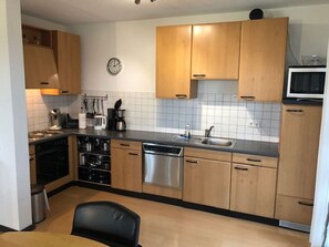 Fridge, microwave, oven, stovetop - Mühlenstrasse 15 EG - comfortable and modern vacation apartment on the first floor in (Zingst)