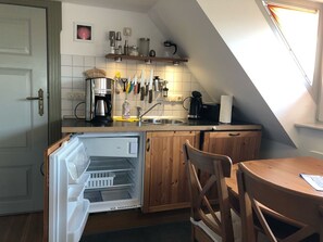 Kühlschrank, Mikrowelle, Wasserkocher mit Kaffee-/Teezubehör