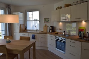 Frigorífico, microondas, horno y placa de cocina