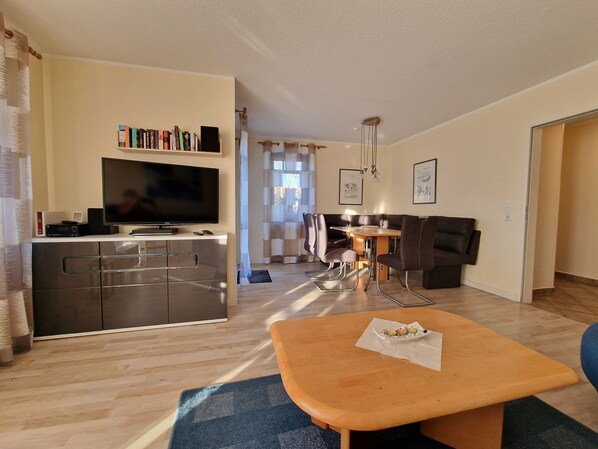 Fernseher, DVD-Player, Stereoanlage