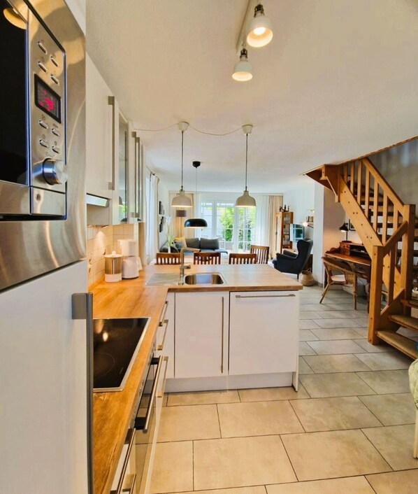 Coffee/tea maker, fridge, microwave, oven