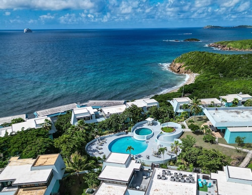 Oceanfront Condo with Balcony, Pool & Fast Wi-Fi – Near Red Hook