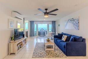 Smart TV, books - Oceanfront Condo with Balcony, Pool & Fast Wi-Fi – Near Red Hook (St. Thomas)