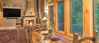 Couples’ Treehouse Retreat w/ Hot Tub & Views