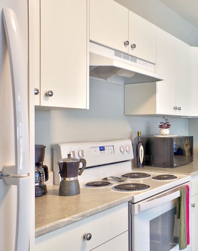 Zen Mountaire retreat, 1 bedroom, 1 bath, private parking