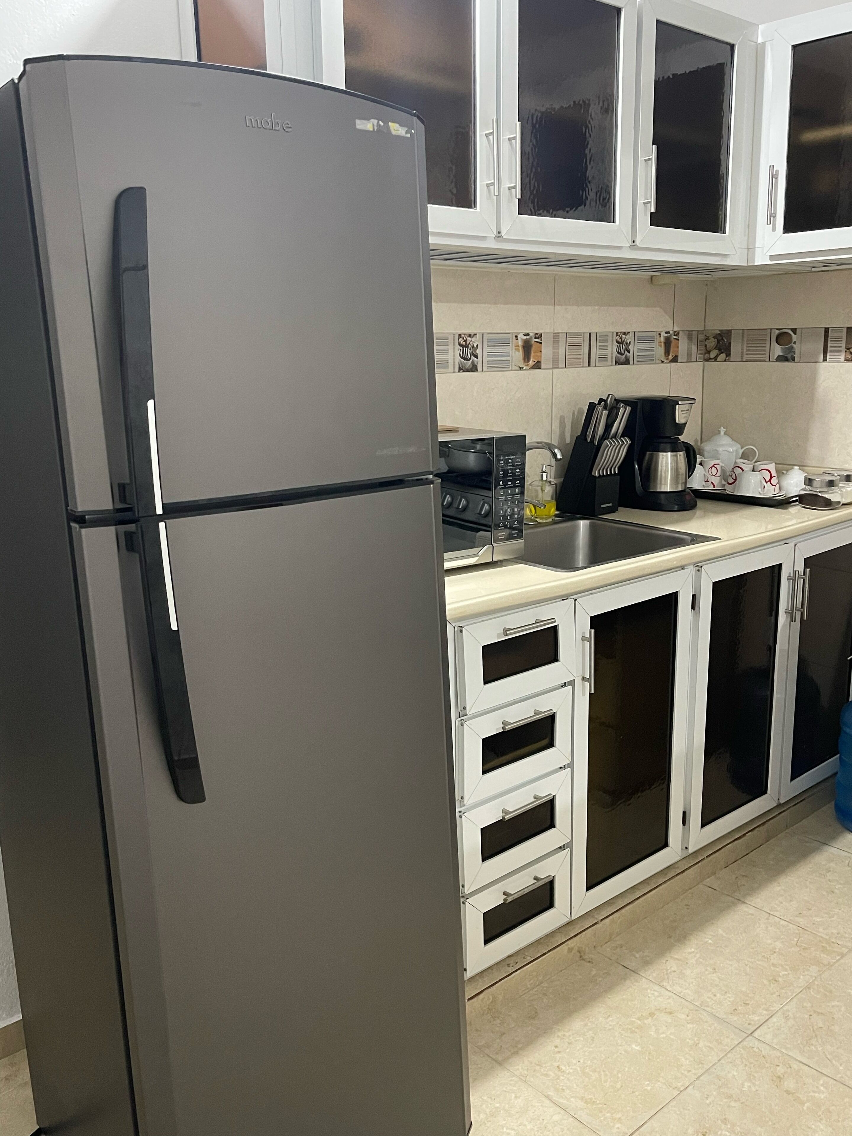 Een koelkast, een magnetron, een oven, een vaatwasser