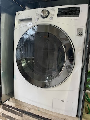 Eine Frontansicht einer weißen LG Direct Drive Waschmaschine mit Digitalanzeige, Bedienfeld und einem Aufkleber mit 10-Jahres-Garantie.
